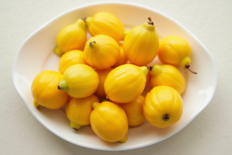 Assortiment de fruits jaunes frais sur une assiette blanche